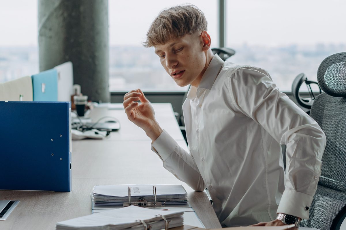 Top 5 Reasons Desk Workers Have Back Pain (And How to Fix Each)