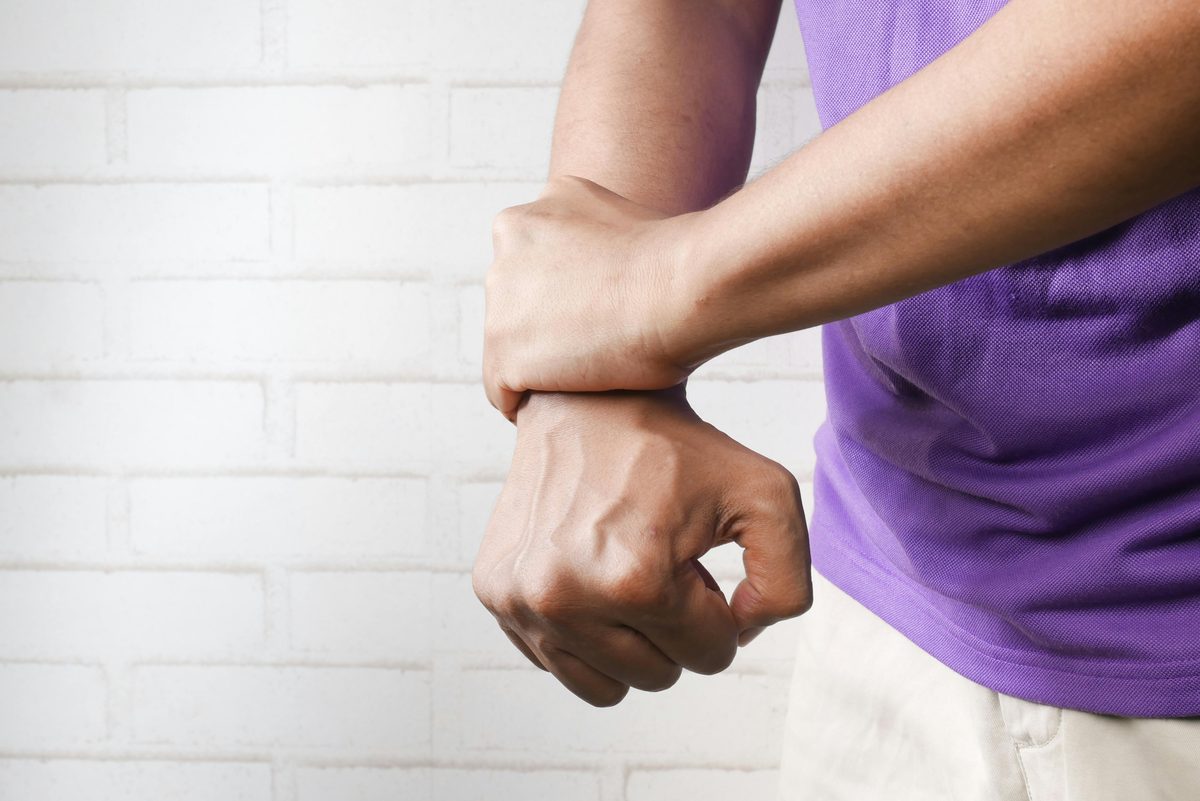 Carpal Tunnel Symptoms From Desk Work: Early Signs + Setup Fix
