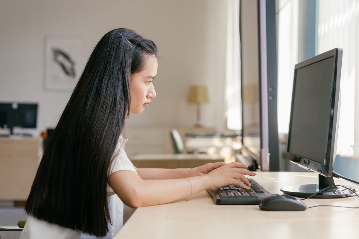 The Short Person's Guide to a Perfect Desk Setup (Under 5'4") 2026