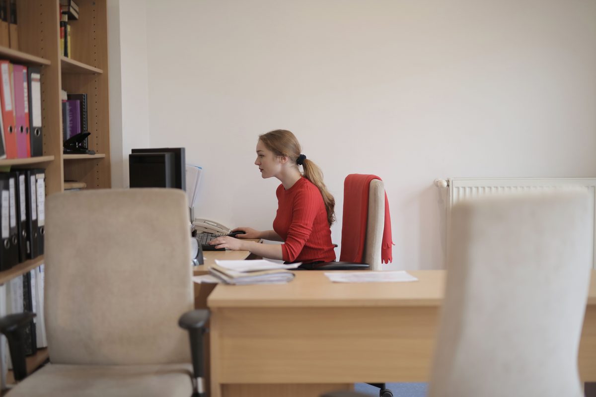 How to Fix Tech Neck From Working at a Desk in 2026